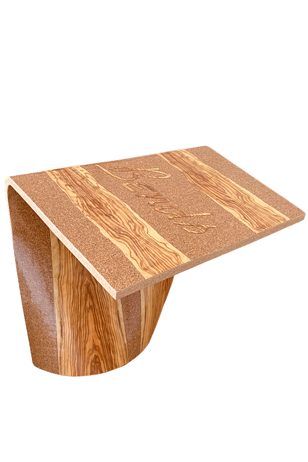Couchtisch aus Sicht-Kork mit integriertem Schriftzug aus Olivenholz