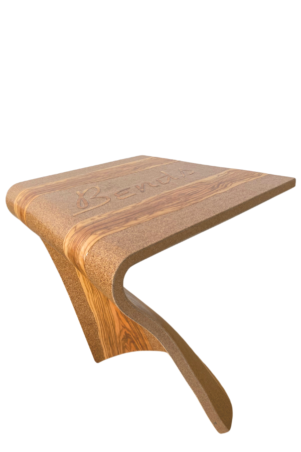 Couchtisch aus Sicht-Kork mit integriertem Schriftzug aus Olivenholz